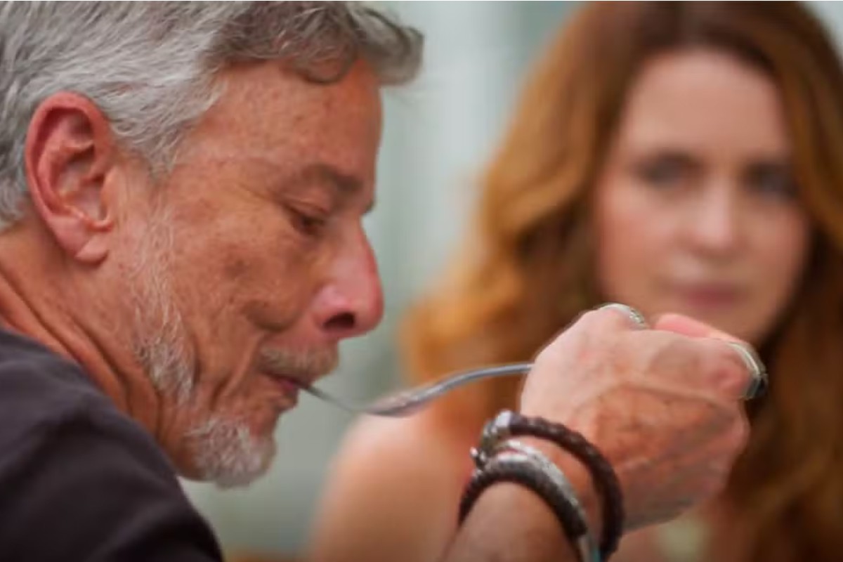 Filipa (Claudia Abreu) coloca remédio na comida de Jaques (Marcello Novaes) em Dona de Mim