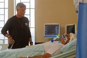 Ricardo (Marcos Pasquim) desperta do coma em 