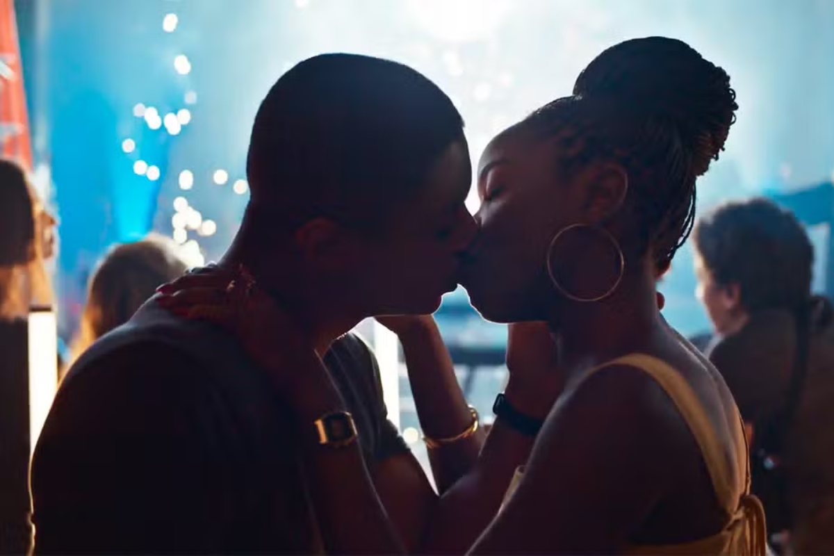 Dona de Mim - Leo e Marlon se beijam