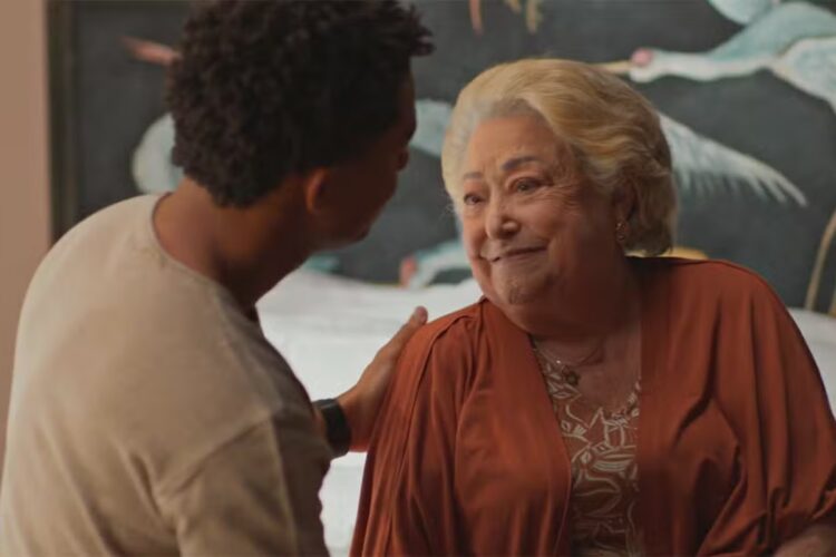 Rosa (Suely Franco) conversa com Samuel (Juan Paiva) em