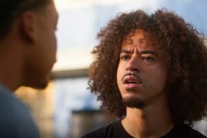 Ryan (L7nnon) é convocado por traficantes da Barreira em Dona de Mim