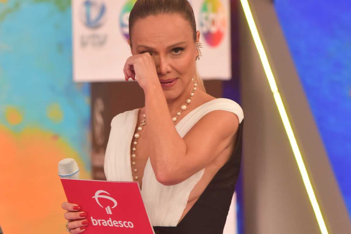 eliana emocionada apresentando teleton