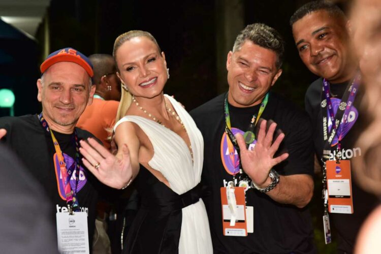 eliana reencontrando equipe no teleton