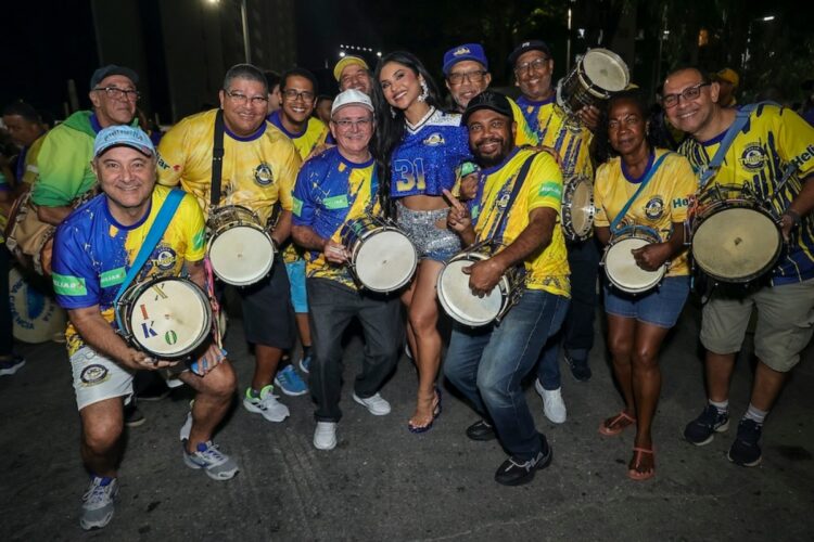 Mileide Mihaile e ritmistas da Unidos da Tijuca 