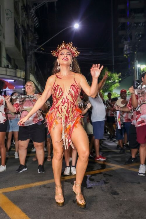 Juliana Paes no ensaio de rua da Unidos do Viradouro 