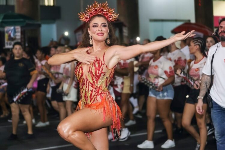 Juliana Paes no ensaio de rua da Unidos do Viradouro 