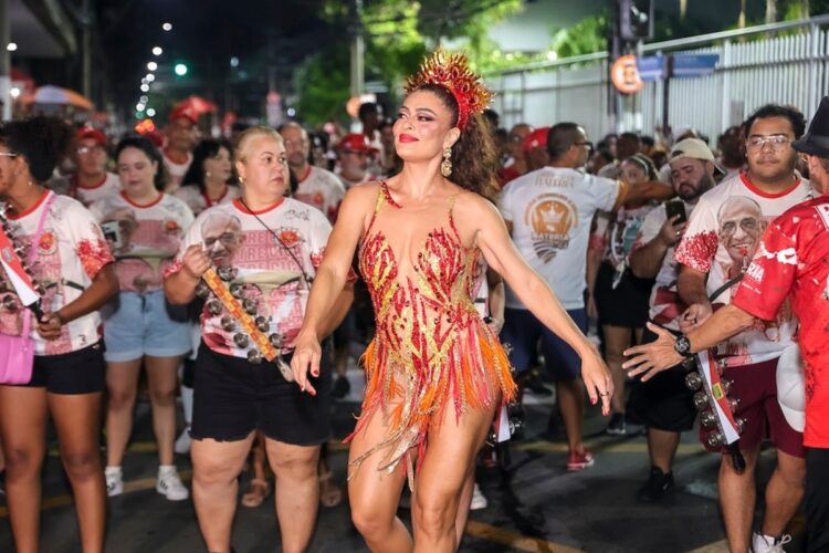 Juliana Paes no ensaio de rua da Unidos do Viradouro 