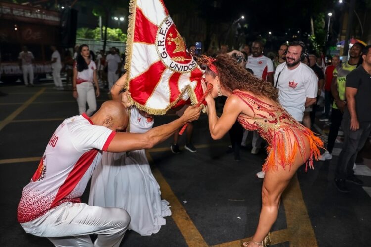 Juliana Paes no ensaio de rua da Unidos do Viradouro 