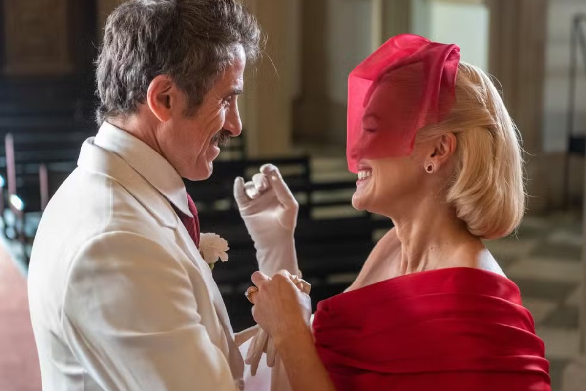 Sandra (Flávia Alessandra) diz a Ernesto (Eriberto Leão) que vai comprar a casa do irmão em 'Êta Mundo Melhor'