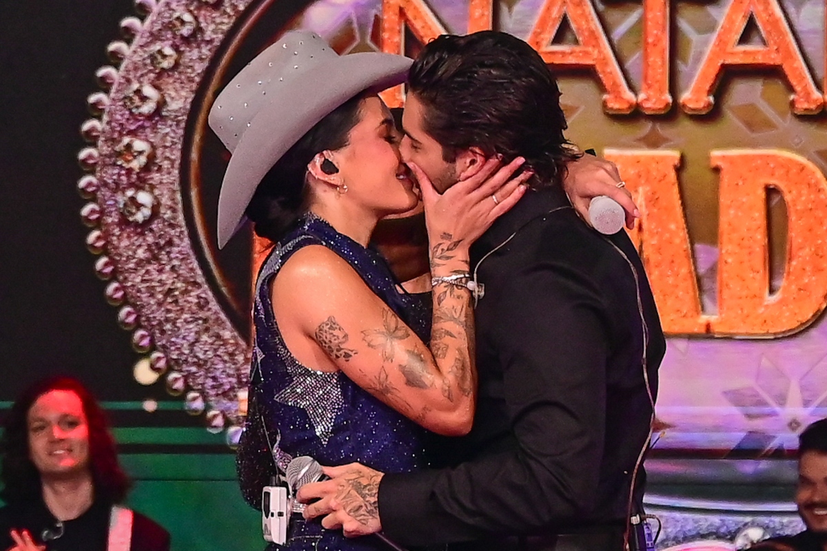 Ana Castela e Zé Felipe se beijando