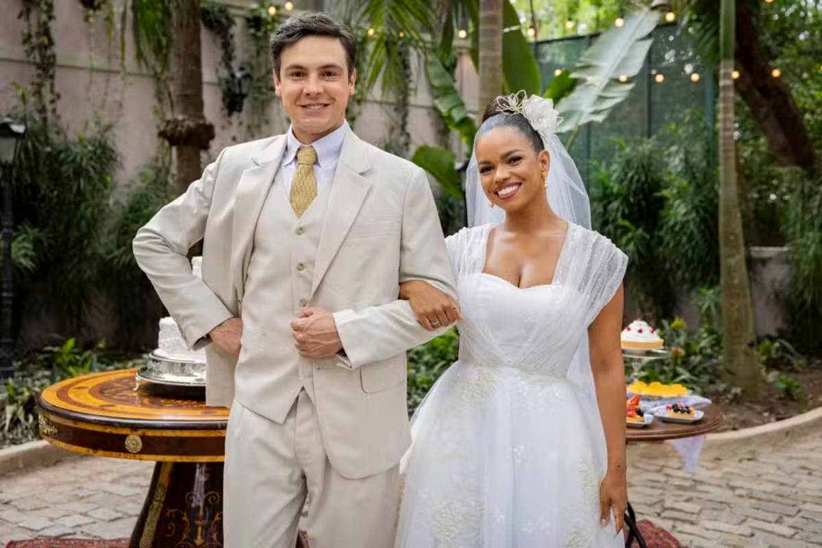 Candinho (Sergio Guizé) e Dita (Jeniffer Nascimento) se casam