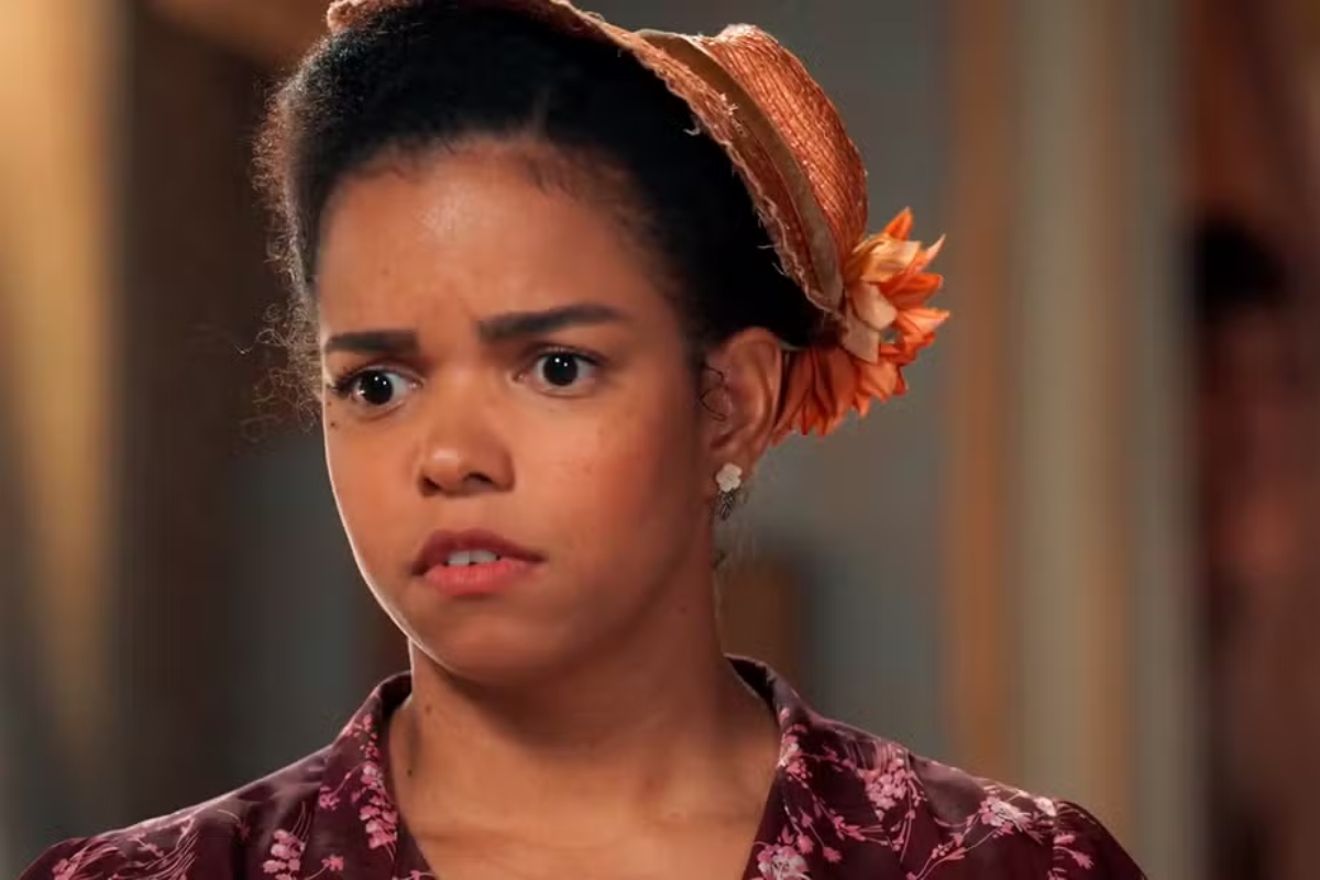 Dita (Jeniffer Nascimento) se choca com notícia de gravidez de Zulma (Heloisa Périssé) em Êta Mundo Melhor