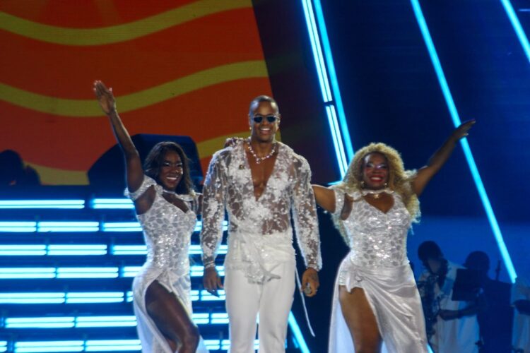 Léo Santana e dançarinas