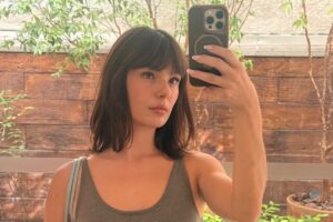 Isis Valverde muda o look