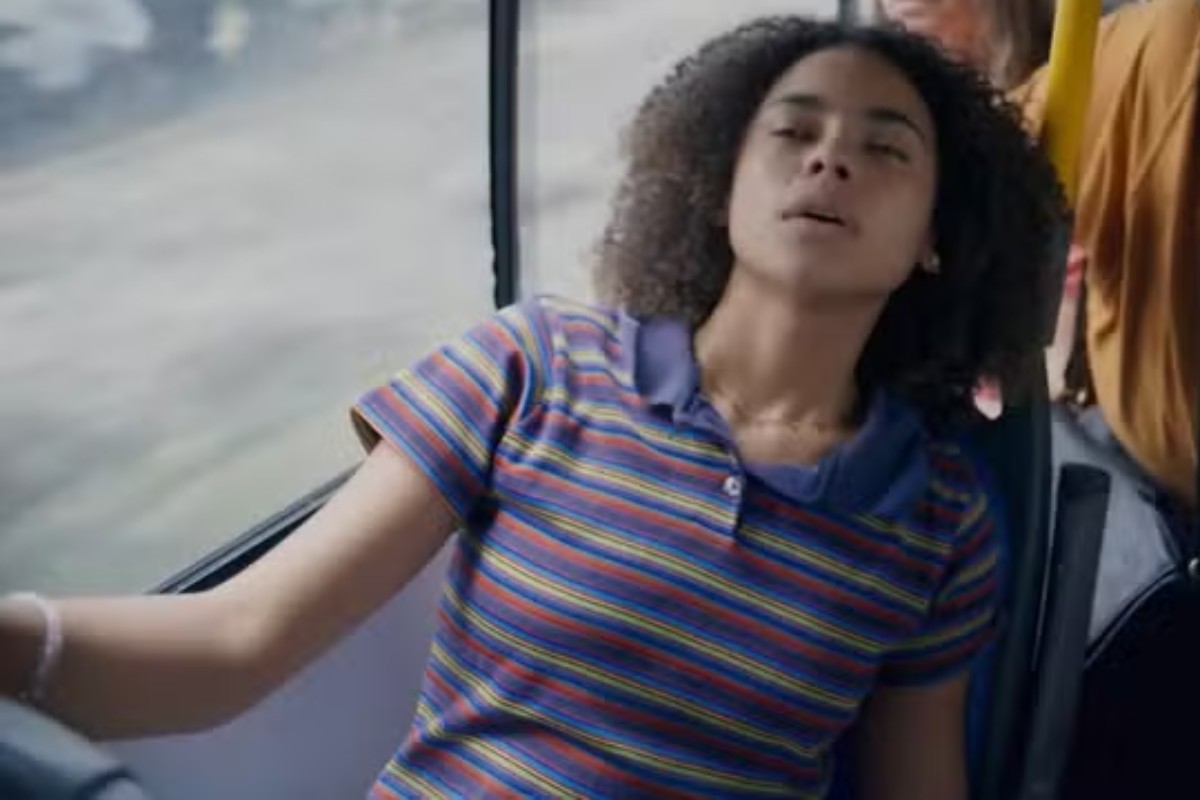 Joélly (Alana Cabral) passando mal em Três Graças