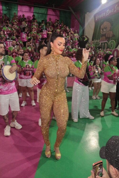 Juju Salimeni usa macacão de R$ 15 mil no ensaio da Barroca 