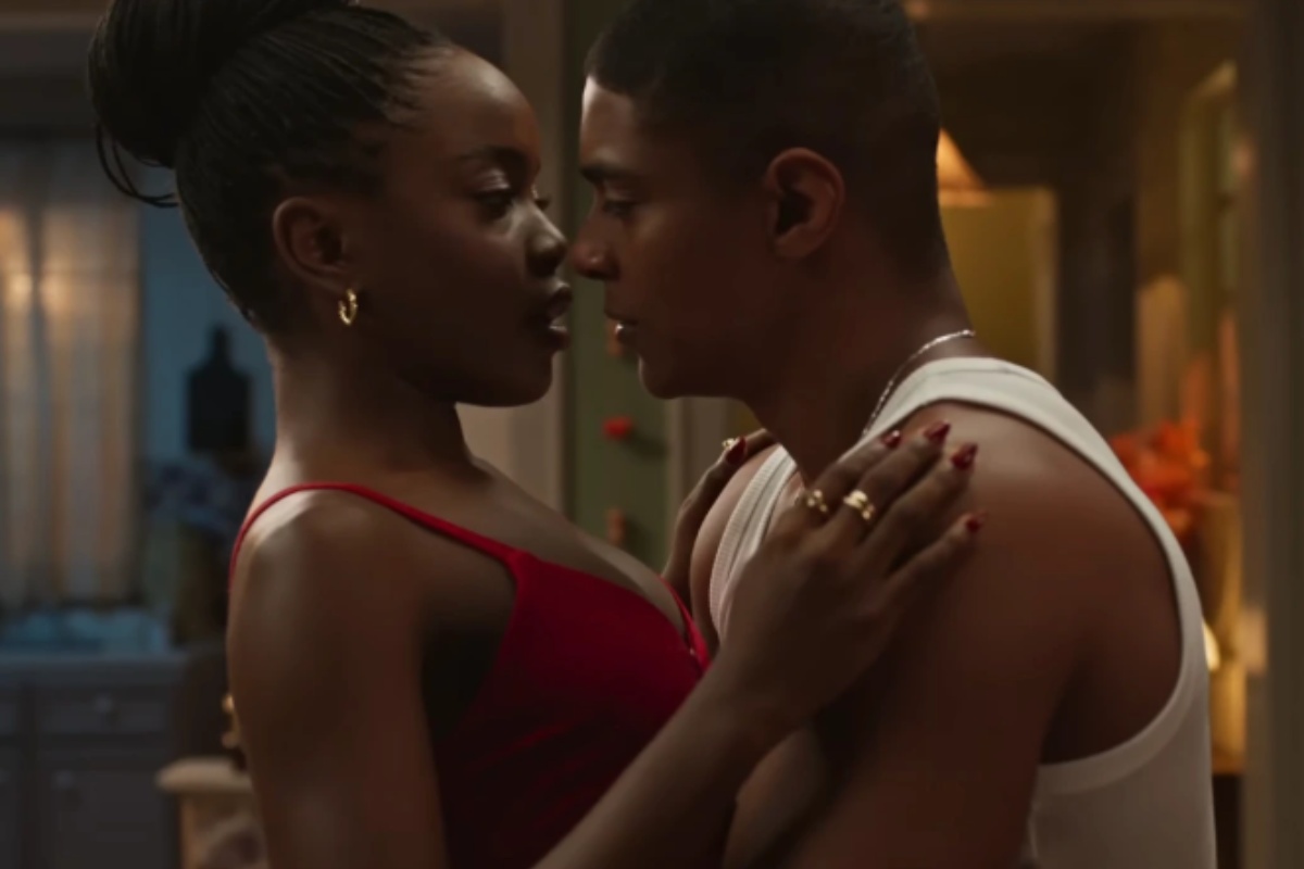 leo (clara moneke) e Marlon (humberto morais) que se beijando