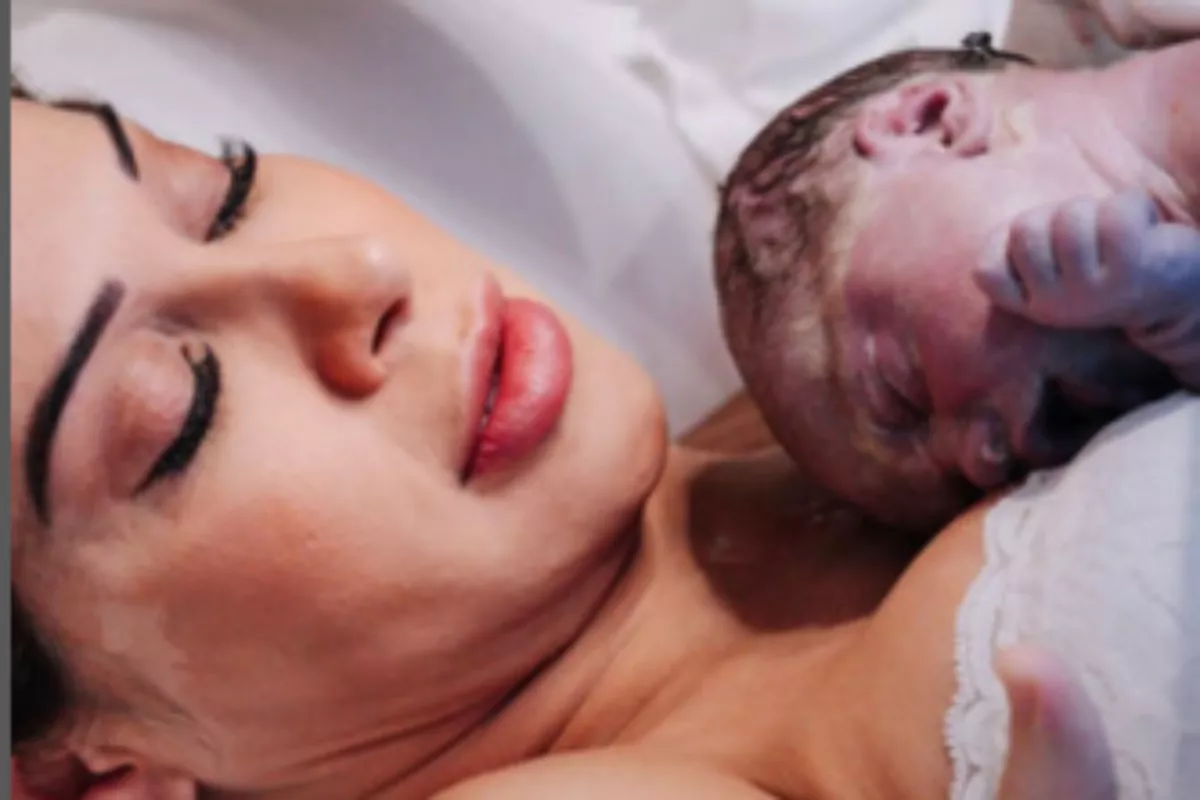 maira cardi com filha recém-nascida no colo