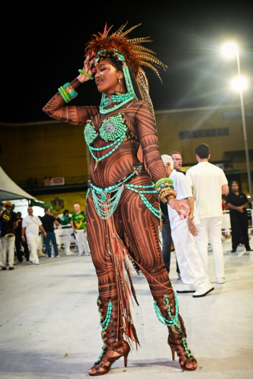 IZA no mini desfile da Cidade do Samba