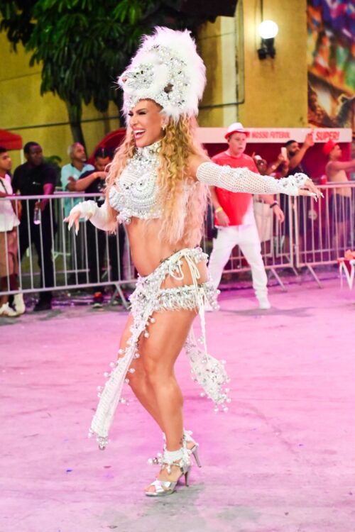 Lore Improta no mini desfile da Viradouro