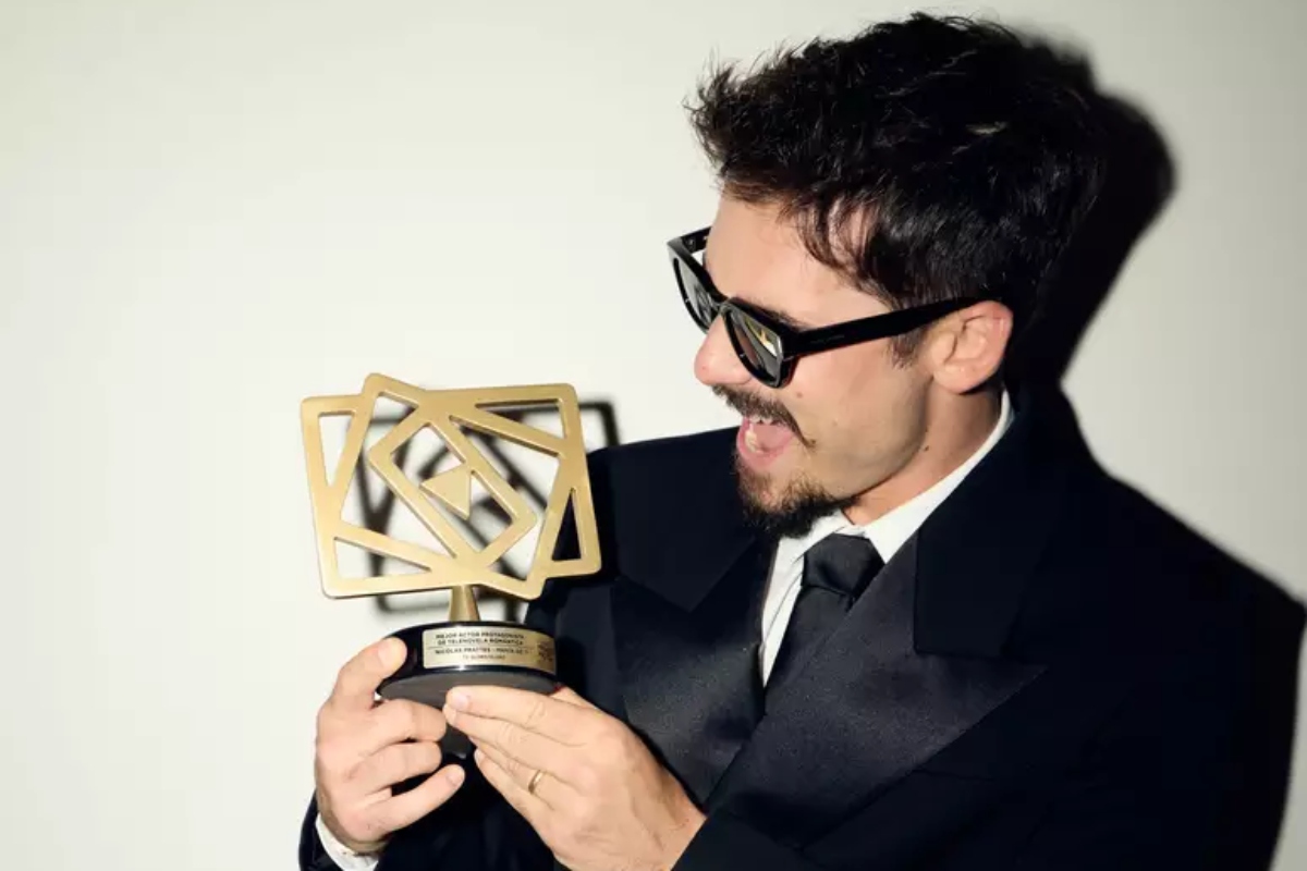 Nicolas Prattes vence premio de melhor ator