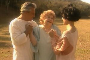 Otávio (Antonio Fagundes), Diná (Christiane Torloni) e Dona Maroca (Yara Cortes) se reencontram no último capítulo de A Viagem