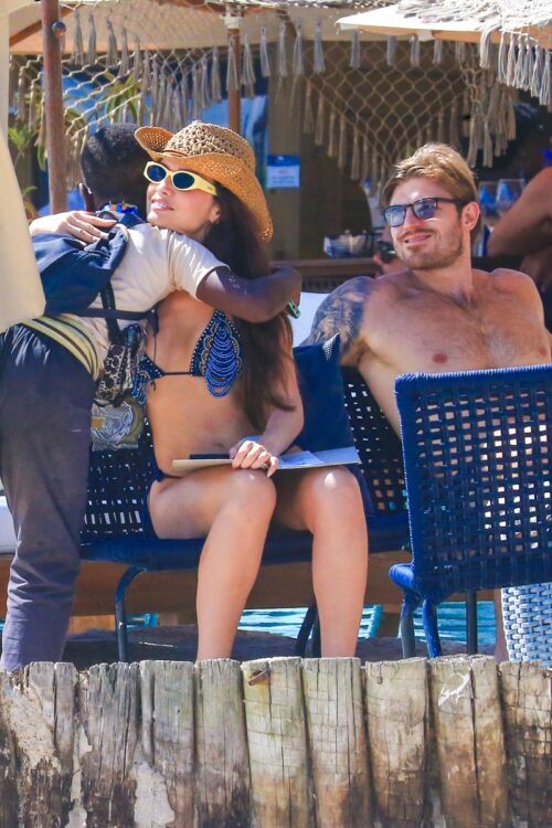 Juliette abraça fã mirim  na praia