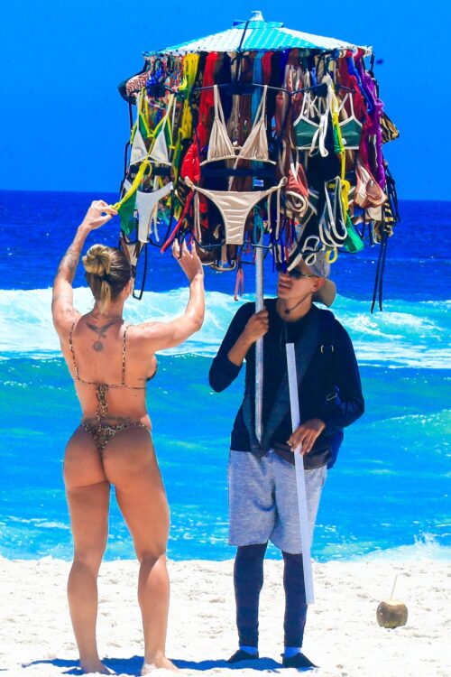 Tati Minerato na praia escolhendo biquíni
