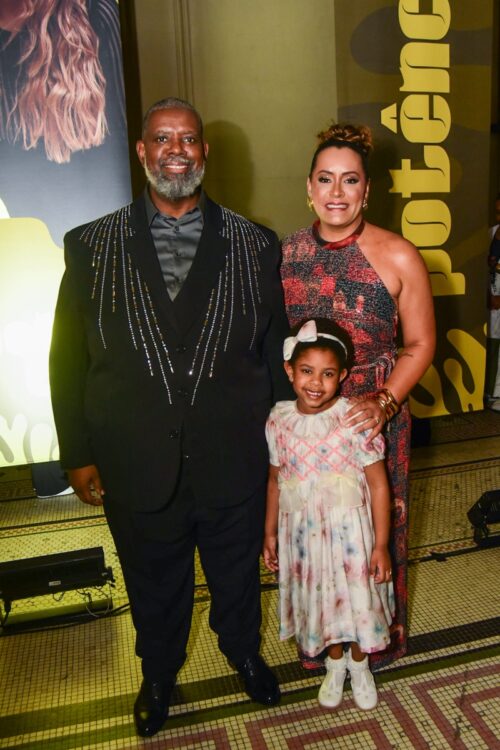 Péricles, a esposa Lidiane e a filha do casal 