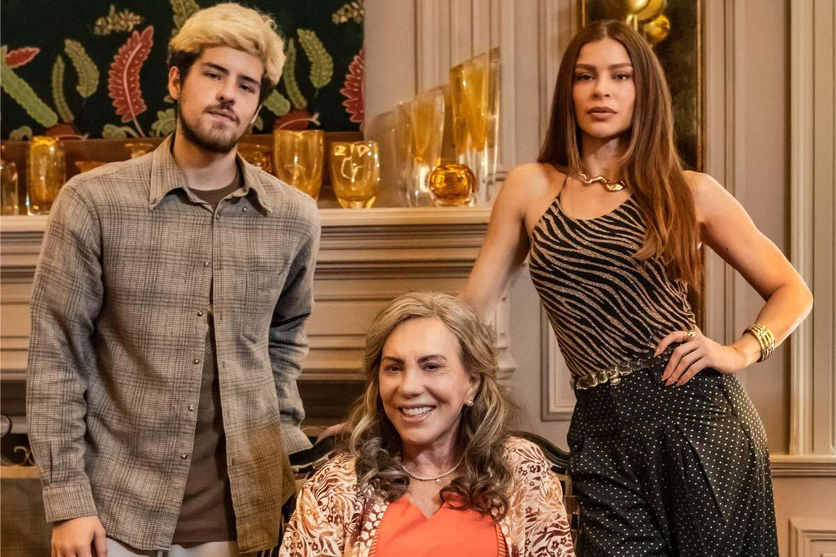 Arminda (Grazi Massafera), Josefa (Arlete Salles) e Raul (Paulo Mendes) em Três Graças