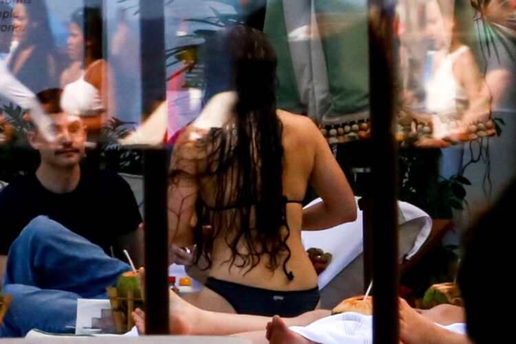 Rosalía na piscina do Copacabana Palace