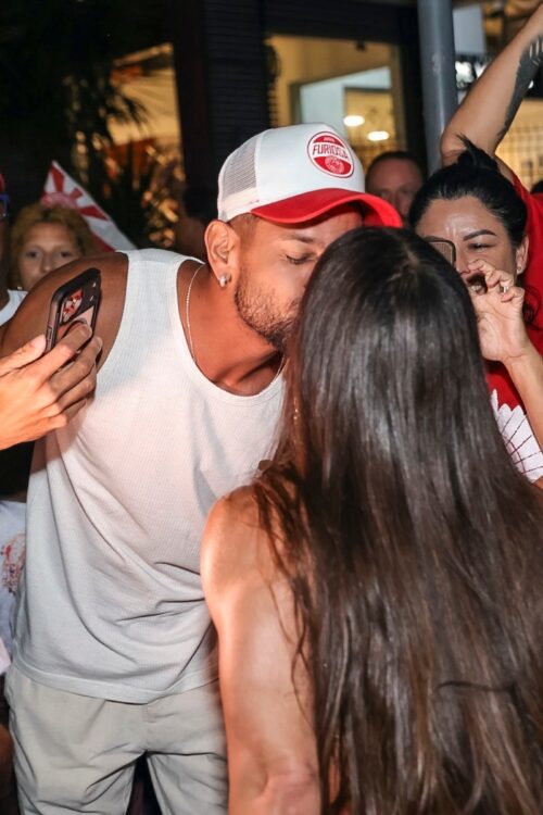 Viviane e o marido se beijam