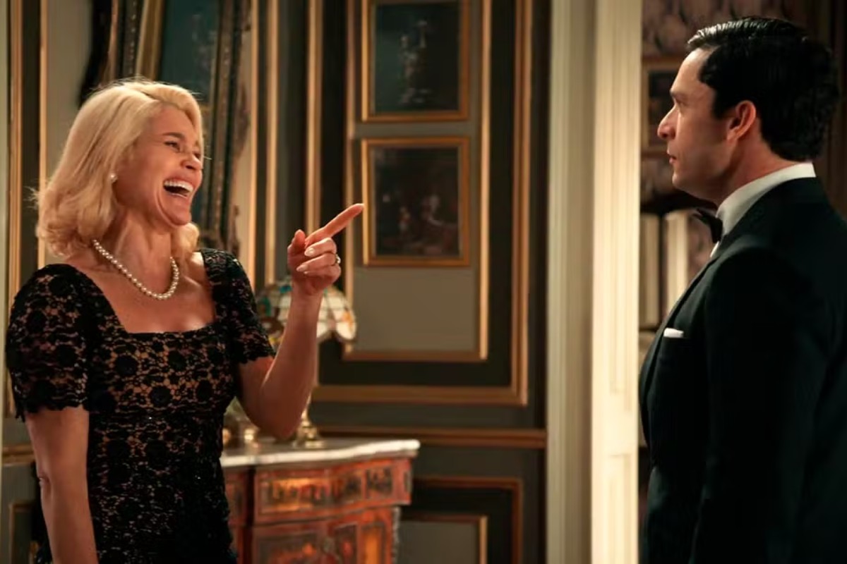 Sandra (Flávia Alessandra) arma plano para deixar Celso (Rainer Cadete) em suas mãos em 'Êta Mundo Melhor'