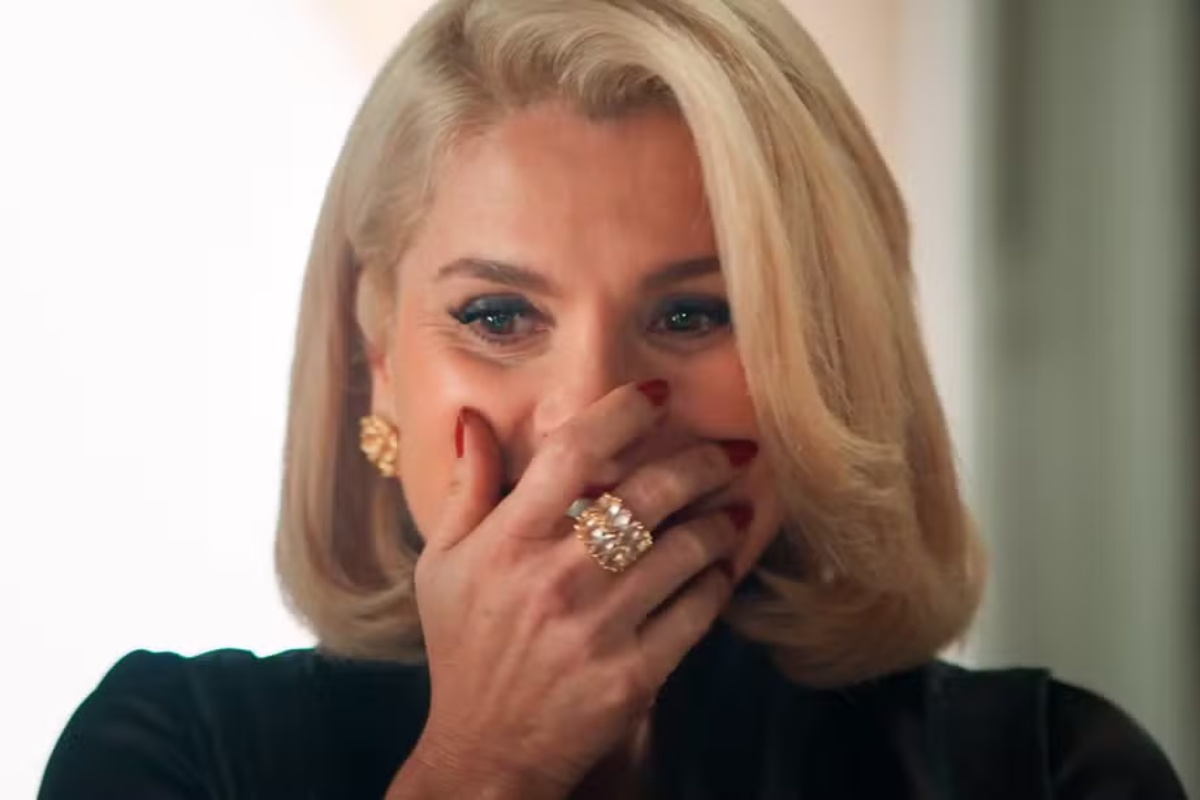 Sandra (Flávia Alessandra) fica em êxtase com novo plano para destruir Candinho (Sergio Guizé) em Êta Mundo Melhor