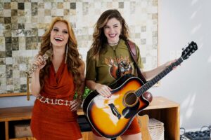 Gláucia (Lorena Comparato) e Raíssa (Alice Wegmann)