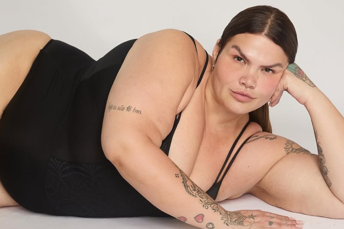 thais carla posando deitada