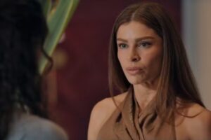 Arminda (Grazi Massafera) demite Gerluce (Sophie Charlotte) - Foto: Reprodução/ Globo