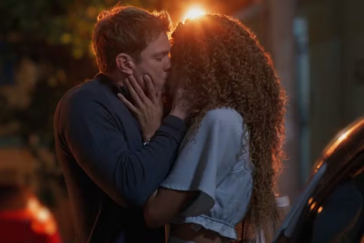 Leonardo (Pedro Novaes) e Viviane (Gabriela Loran) se beijam em 