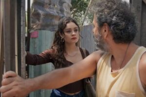 Gerluce (Sophie Charlotte) procura Joaquim (Marcos Palmeira) em 'Três Graças'