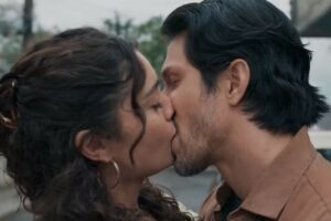 Em Três Graças, Gerluce (Sophie Charlote) e Paulinho (Romulo Estrela) se beijam