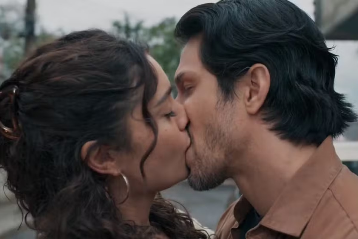 Em Três Graças, Gerluce (Sophie Charlote) e Paulinho (Romulo Estrela) se beijam