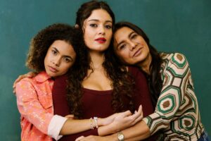 Joélly (Alana Cabral), Gerluce (Sophie Charlotte) e Lígia (Dira Paes) em 'Três Graças'