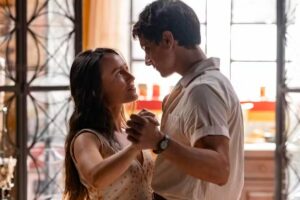 Túlio (Cadu Libonatti) e Estela (Larissa Manoela) dançam juntos em Êta Mundo Melhor