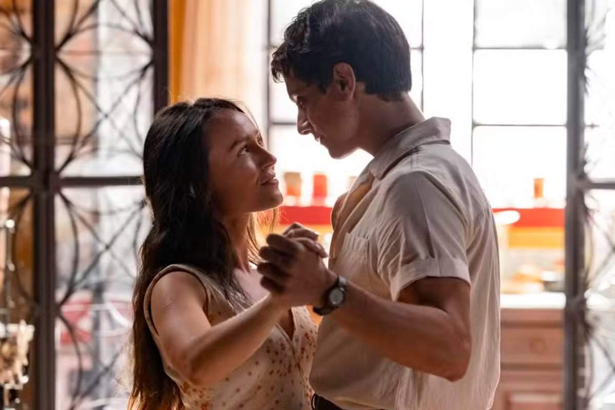 Túlio (Cadu Libonatti) e Estela (Larissa Manoela) dançam juntos em Êta Mundo Melhor