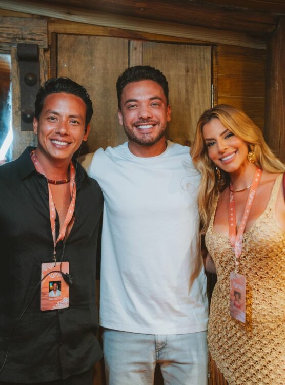 Wesley Safadão com Caio Rehem e Simone Pires (empresários, sócios e responsáveis pela primeira edição do Ayumar Trancoso