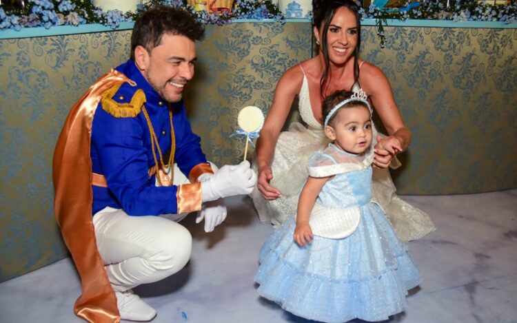 Zezé Di Camargo -vestido de principe - e Graciele no aniversário de um ano da filha Clara - Tomzé Fonseca_ Agnews