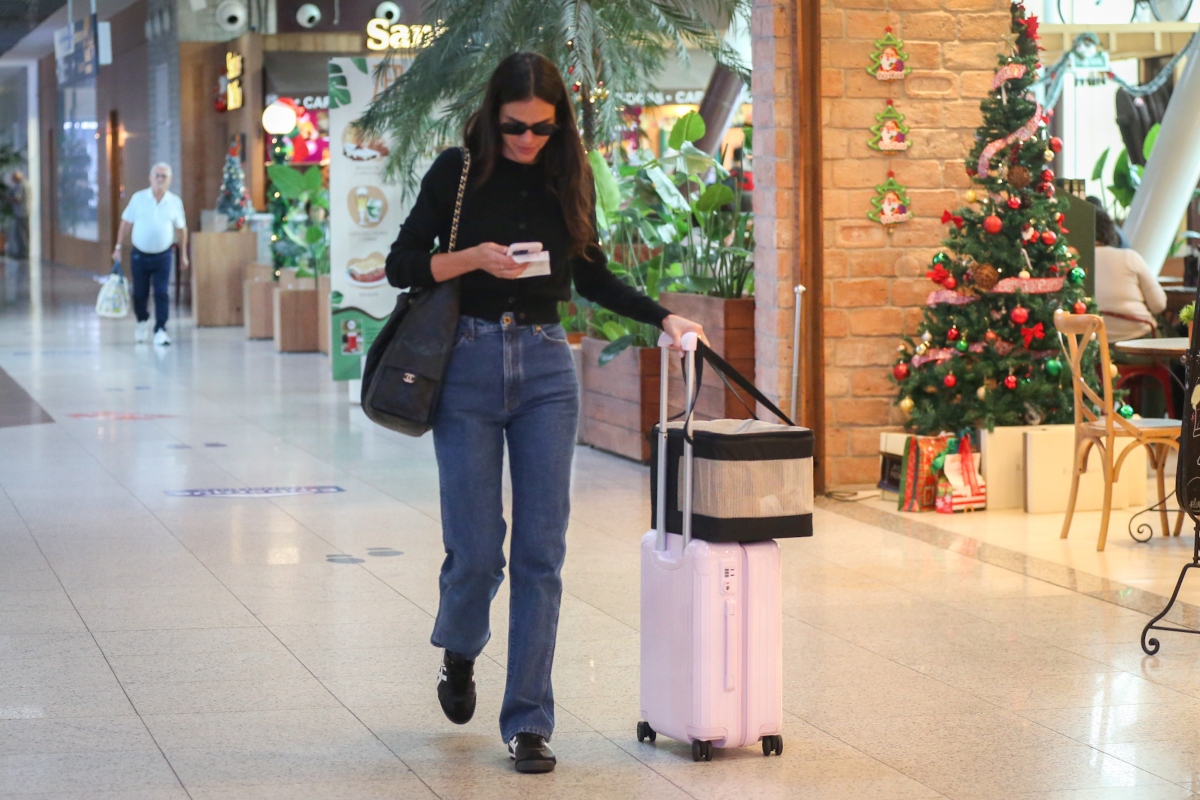 Bruna Marquezine no aeroporto