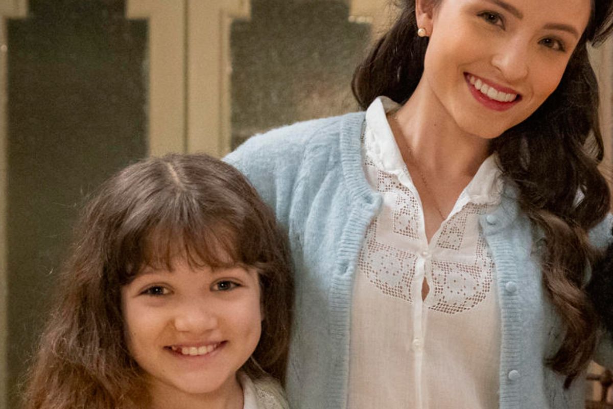 Anabela (Isabelly Carvalho) e Estela (Larissa Manoela) em 