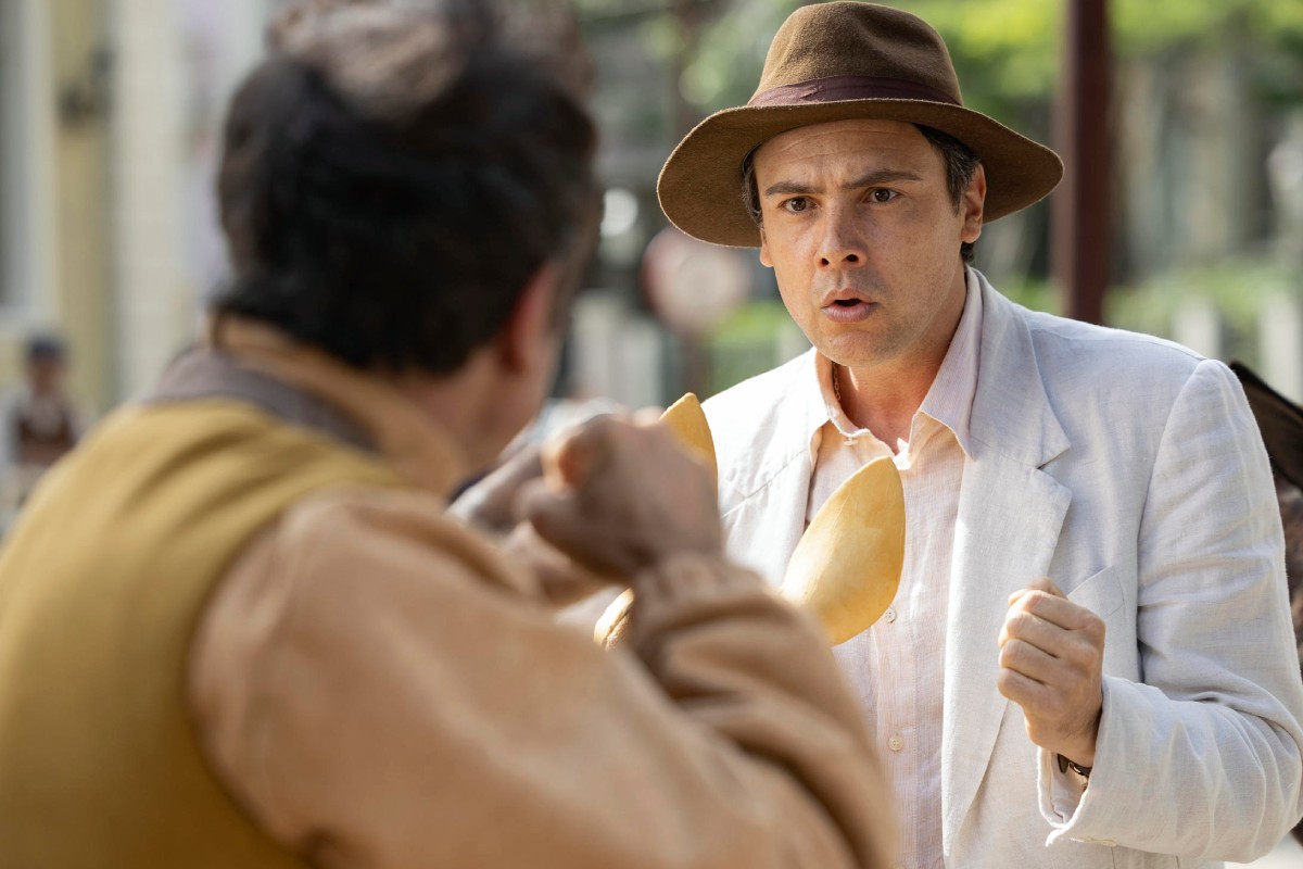 Candinho (Sérgio Guizé) brigando com Ernesto (Eriberto Leão) em Êta Mundo Melhor