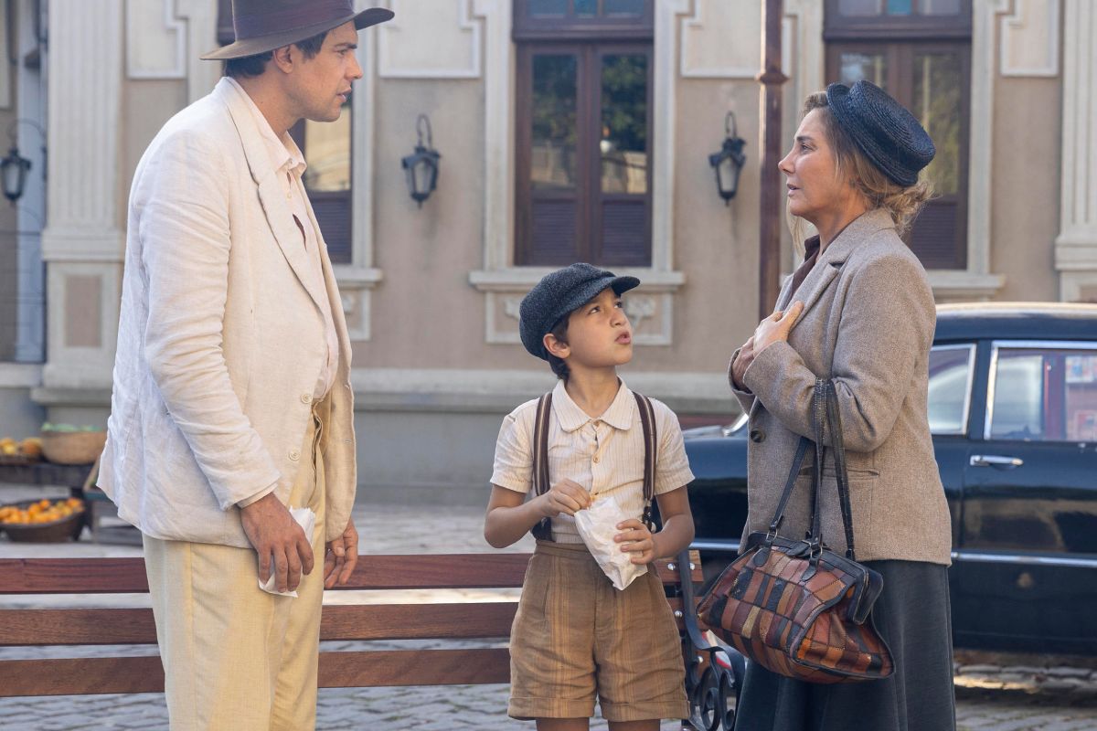 candinho (sérgio guizé), samir (davi malizia) e zulma (heloisa périsé) em êta mundo melhor